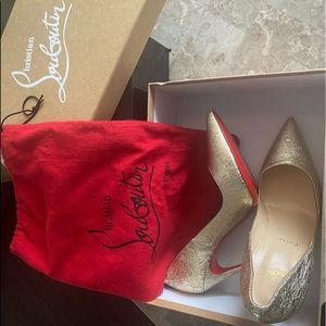 • Christian Louboutin Specchio Vintage 
• Leather Pumps
• Size: 38 1/2